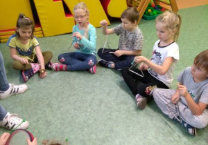 Dzieci grają na trójkątach i na bębenkach